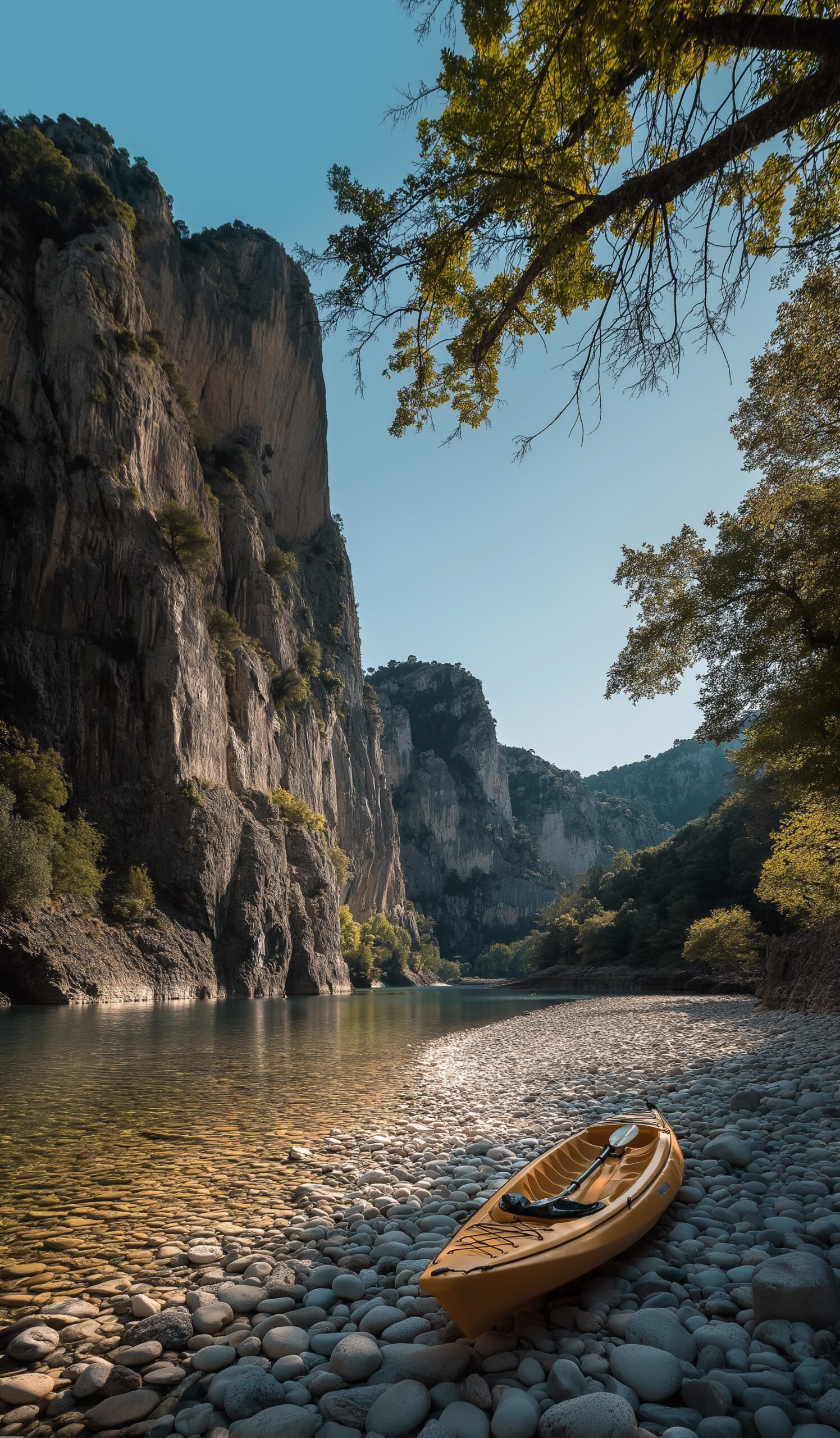 Kayak sur une plage des Gorges du Tarn