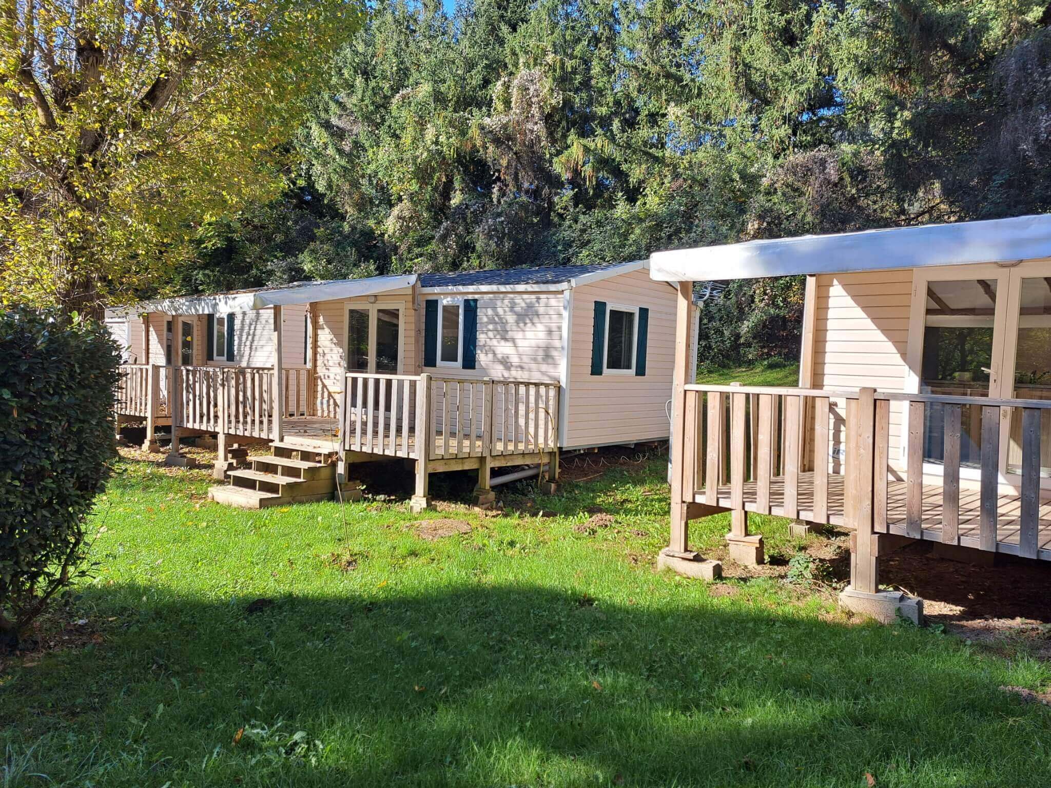 mobil-home vu de l'extérieur au camping le pont