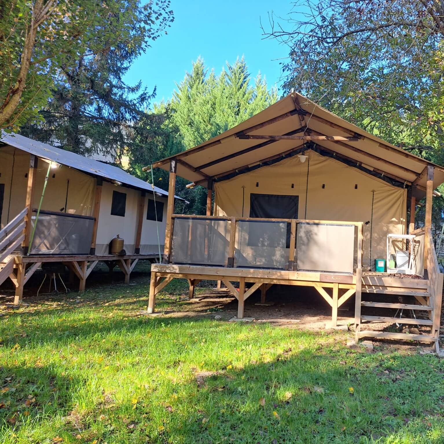 Tente lodge Kenya au camping le pont à Rivière-sur-Tarn