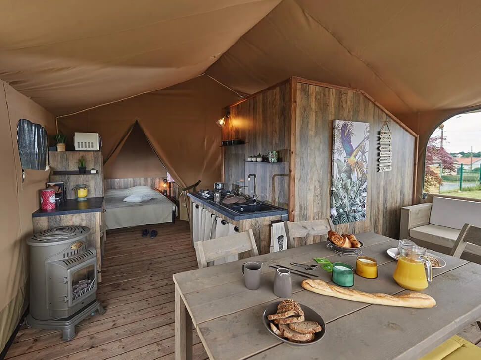 Tente lodge Kenya au camping le pont à Rivière-sur-Tarn