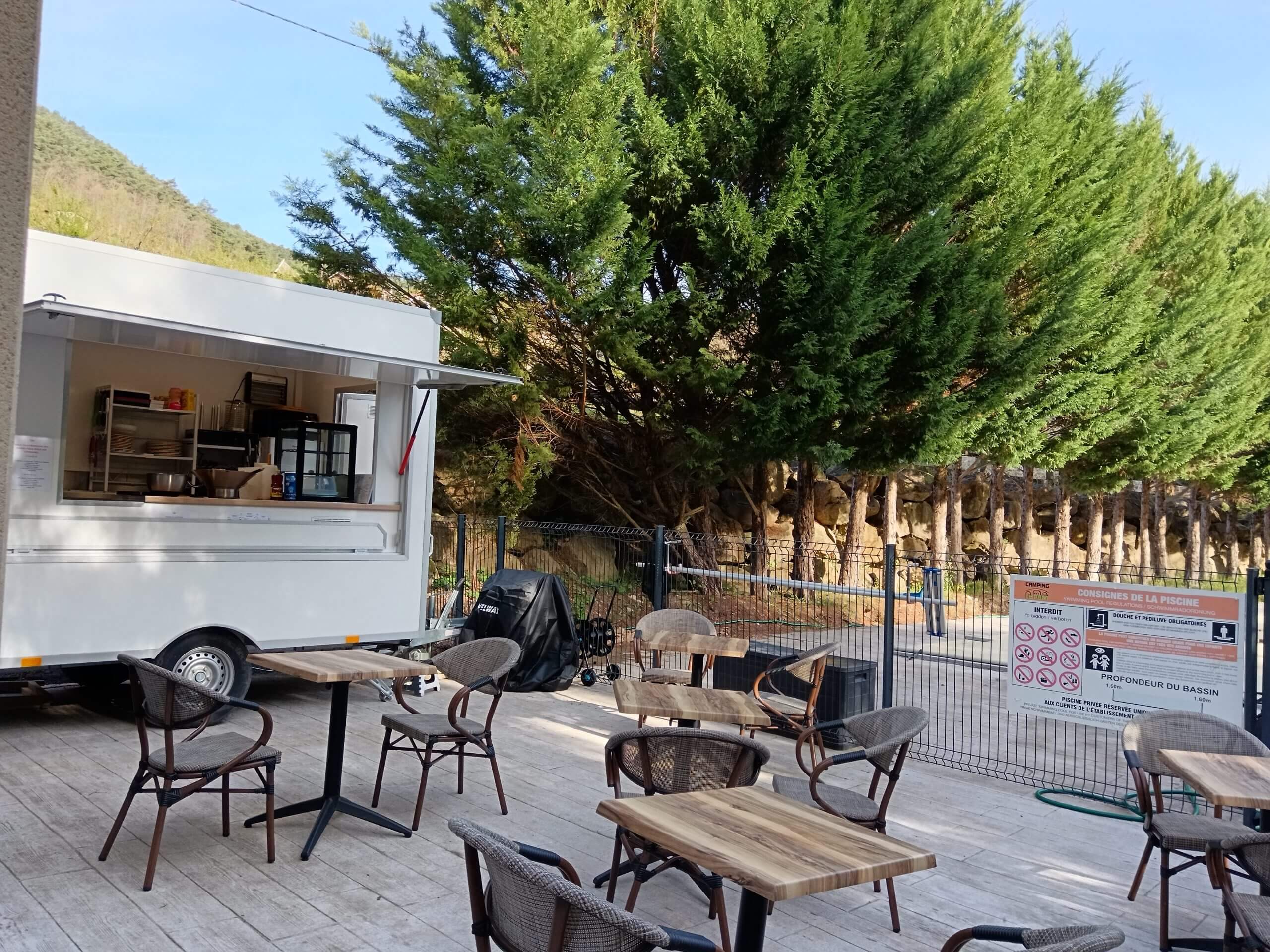 Terrasse du camping du pont à Rivière-sur-Tarn