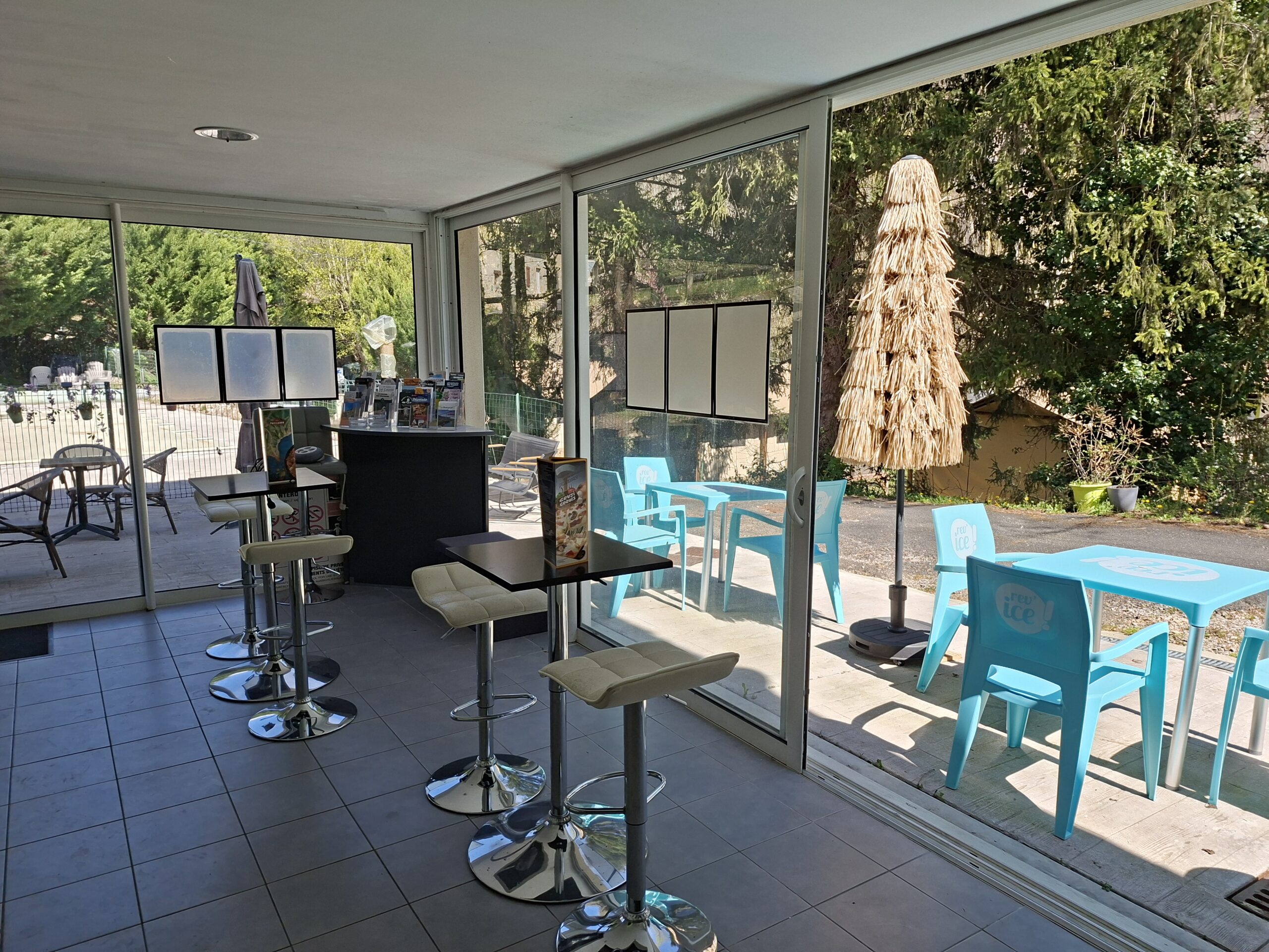 Terrasse du camping du pont à Rivière-sur-Tarn