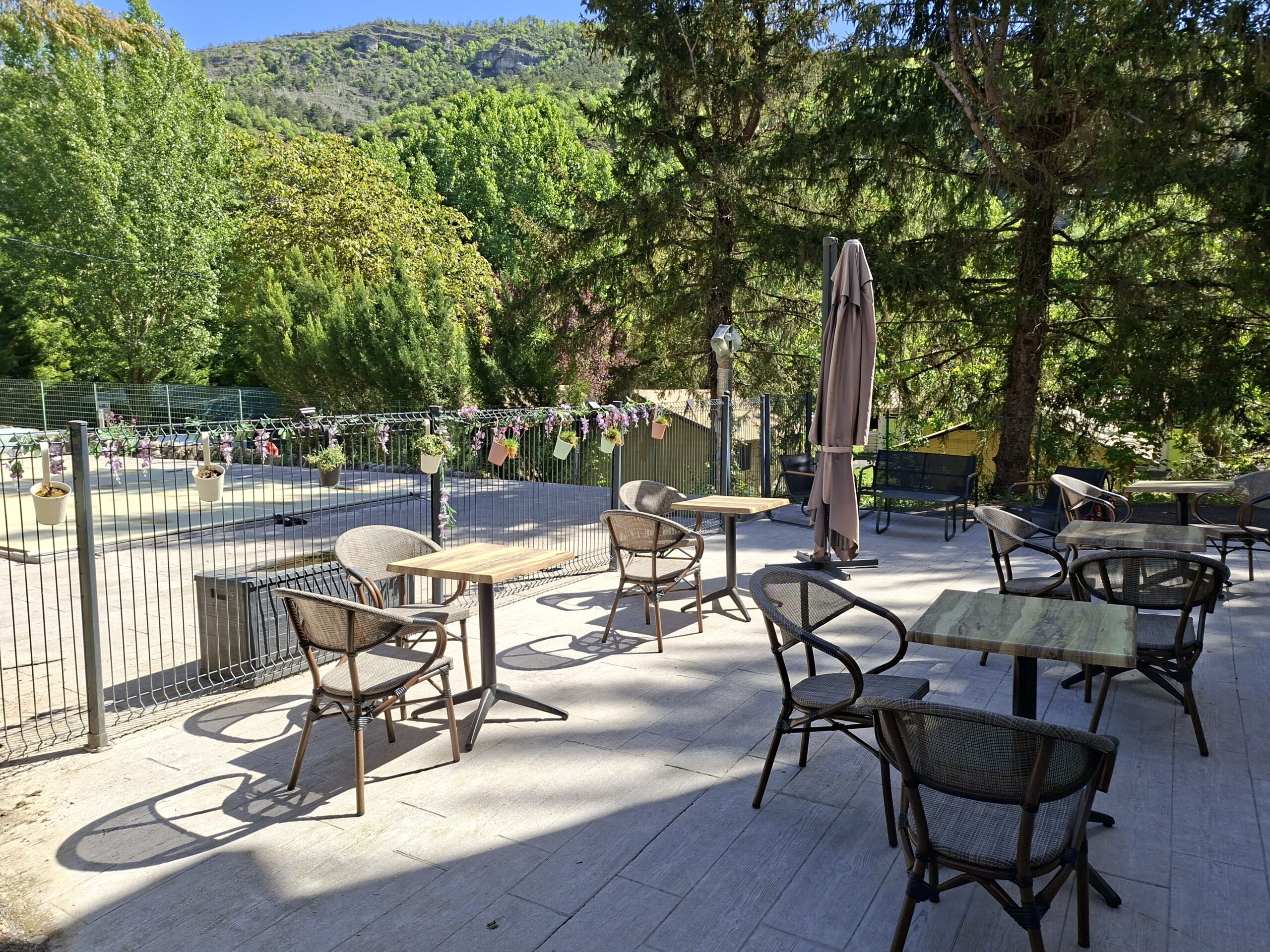 Terrasse du camping du pont à Rivière-sur-Tarn